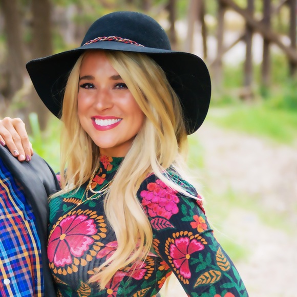 Meet your Posher, Cami - Picture 2 of 2